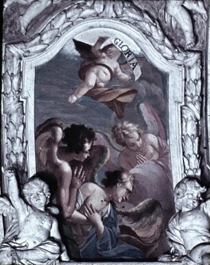 Engelgruppe und Putto mit Spruchband "Gloria ..."