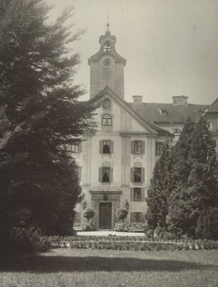 Lengries bei Bad Tölz (Oberbayern). Ansicht des, 1712 bis 1718 im Stil des klassischen Barocks, errichteten Schlosses Hohenburg aus dem Schlosspark heraus