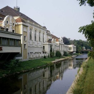 Bad Neuenahr-Ahrweiler. Kurhaus. rückwärtiger Trakt mit Casinoanbau, Blick von der Casinobrücke