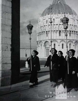 Pisa. Leichenzug am Domplatz