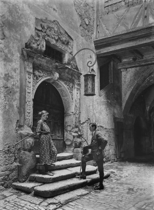 Rothenburg ob der Tauber, Rathaus : Rothenburg ob der Tauber. Rathaus. Portrait von Dora Mühler und Karl Feser vor dem Portal