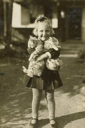 Mädchen mit Katzen