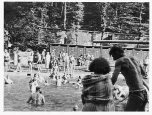 Szene aus einem Amateurfilm im "Familien-, Schwimm- und Luftbad"