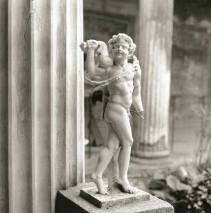 Pompeji. Haus der Vettier, Peristylgarten. Erote, Marmor