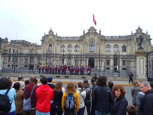 Lima - Zuschauer vor dem Präsidentenpalast : Zuschauer beobachten den Wachaufzug vor dem Präsidentenpalast. Aufgenommen am 7. September 2011 in der City von Lima