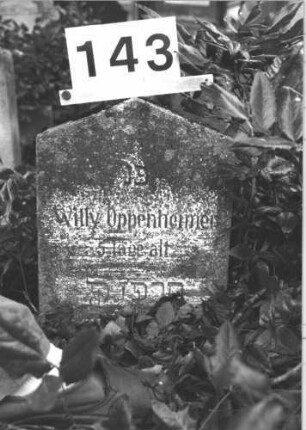 Grabstein 143 (Index: 100114332) Material: Kalkstein Zustand: verwittert Maße HxBxT: 34x28x13 cm Beschreibung: Stele, giebelartiger Abschluß Besonderheit: Kindergrab: Grabstein 143
