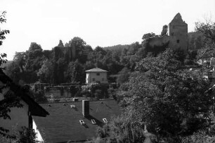Landeck: Durch Garten der Wohnsiedlung auf Burgruine