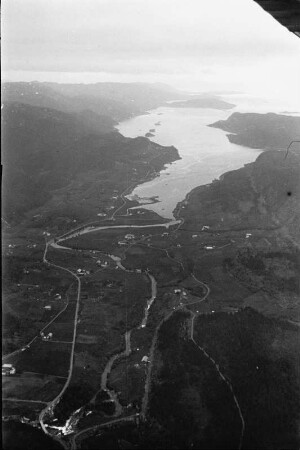 Fjord : Luftbildaufnahme eines Fjords. An dessen Spitze eine Siedlung.