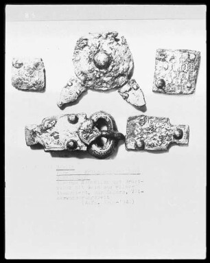 Eiserne Schnallen und Bruststück mit Gold und Silber tauschiert, aus Engers