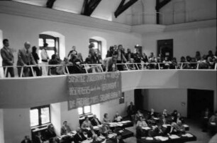 Freiburg: Demonstration im Ratsaal, Transparent im Ratsaal