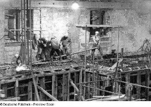 Opernhaus. Neubau der Stahlbetonkonstruktion für die Ränge im Zuschauerraum
