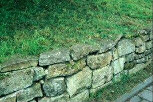 Natursteinmauer am Wiesenhang