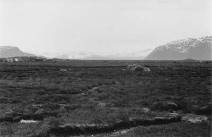 Norwegische Landschaft : Landschaft in Norwegen. Im Hintergrund ein Gebirgsmassiv.