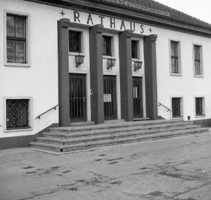 Fredersdorf-Vogelsdorf, Lindenallee 3. Rathaus (1937/1938; H. Pust). Detail: Rathauseingang