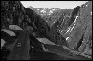 Gotthardstraße, Serpentinen der Gotthardstraße mit Bergspitzen