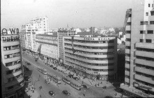 Bukarest: Boulevard Bratianu nach Norden auf Hotel Ambassador und Scala