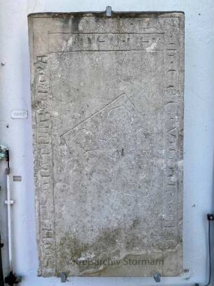Reinfeld: Matthias-Claudius-Kirche: Grabplatte des Ritters Gottschalk Faber (+ April 1305)