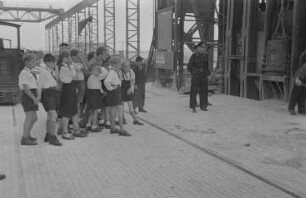 Reportage: VEB Stahl- und Walzwerk Brandenburg : Pioniere während der Besichtigung der Hochöfen