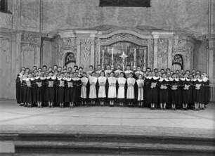 Der Dresdner Kreuzchor in der traditionellen Kurrendetracht : Gesamtaufnahme vor dem Altar der Dresdner Kreuzkirche