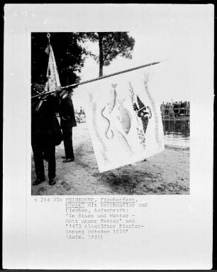 Meinsdorf (Kreis Jüterbog), Fischerfest, Fahne mit Reichsadler und Fischen und den Aufschriften: "In Sturm und Wetter - Gott unser Retter" und "1473 Altstädter Fischerinnung Potsdam 1935"
