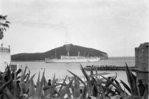 Hafeneinfahrt : Ein Schiff vor dem Hafen von Dubrovnik.
