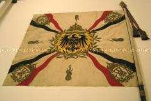 Fahne vom 6. Ostasiatischen Infanterie-Regiment, II. Bataillon, mit Fahnenstange und Fahnenbändern