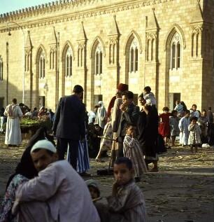 Markttreiben nahe einer unbekannten Moschee
