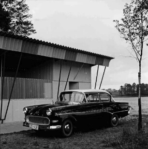 Poggensee: Freibad: Gebäude: davor Opel Rekord: hinten links See