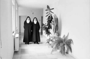 Kirchzarten: Zwei Nonnen im Gang