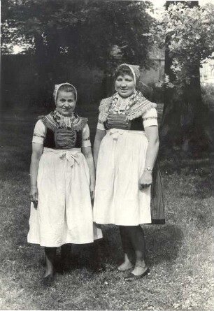Mädchen in Tanztracht aus Schleife : Kleidung - Schleifer Tracht. Ort: Slepo / Schleife. Zwei Mädchen in Tanztracht.