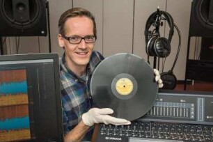 SLUB. Mediathek. Nathanael Wendt : Toningenieur Nathanael Wendt im Arbeitsbereich Mediathek der SLUB