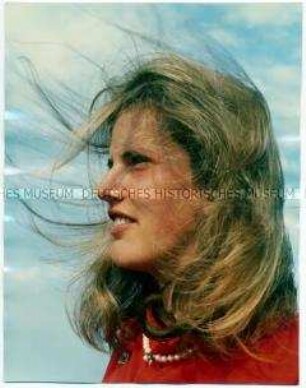 Junge Frau mit blonden Haaren von der Seite fotografiert (Altersgruppe 18-21)
