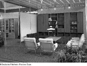 Ausstellungskojen mit Wohnzimmermöbeln des VEB Möbelkombinat Dessau