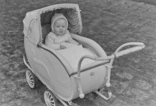 Kind in Kreckwitz : Kleinkind im Kinderwagen
