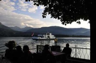 Sankt Wolfgang - Wolfgangsee : Sankt Wolfgang am Wolfgangsee im Salzkammergut gehört zu den bekanntesten Urlaubsorten Österreichs. Bild: Blick auf den Wolfgangsee am Abend von einer Freiluft-Gaststätte aus, Ausflugsschiff. Aufgenommen 2008