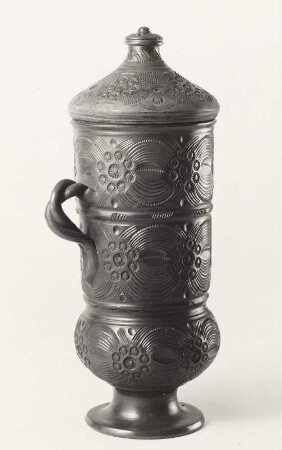 Deckelpokal mit Stempeldekor