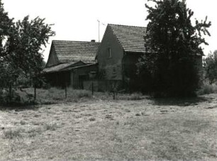Niederalbertsdorf (Langenbernsdorf-Niederalbertsdorf), Dorfstraße 117. Vierseithof (19. Jh.). Seitengebäude. Feldseite