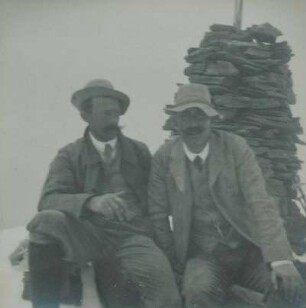 Wilhelm Paulcke und Prinz Max von Baden sitzen auf dem verschneiten Gipfel des Piz da la Margna nahe Maloja