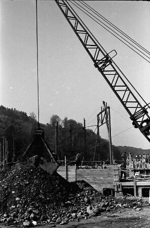 Freiburg: Baustelle mit Greifer; Stadthalle
