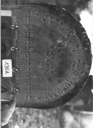 Grabstein 135 (Index: 99786144) Zustand: leicht verwittert, leicht eingesunken Maße HxBxT: 70x40x11 cm Besonderheit: kulturhistorisch wertvoll / künstl.-formale Gründe (Inschrift): Grabstein 135A