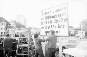 Freiburg: Hof des Tiefbauamts, Straßenschilderwald, Anbringung der Schilder zur Umleitung Basler Landstraße