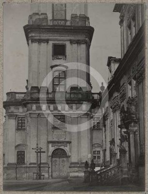 Vorplatz im Kloster Trebnitz mit Turm der Hedwigskirche