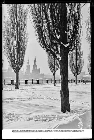 Dresden im Schnee, Blick auf Residenzschloss und Katholische Hofkirche vom Neustädter Elbufer