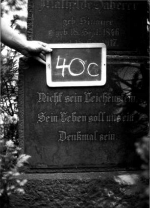 Grabstein 40 (Index: 100110017) Material: Granit Zustand: gut Maße HxBxT: 210x58x31 cm Beschreibung: Obelisk, getreppter Sockel Steinmetz: H. Ostberg Besonderheit: kulturhistorisch wertvoll / hist.-wiss. Gründe; - Doppelgrab für Eheleute: Grabstein 40C