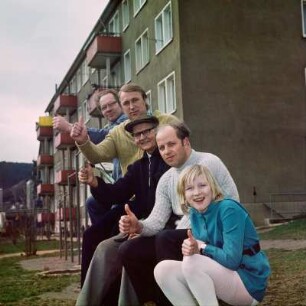 Gruppenportrait von Bewohnern einer Neubauwohung, vermutlich in Jena
