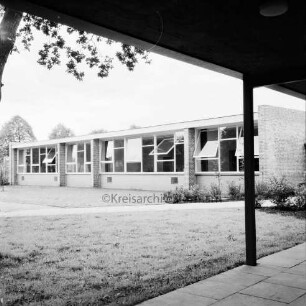 Müllerstraße: Grundschule Glashütte: Klassenräume im Erweiterungsbau, vorne überdachter Pausengang