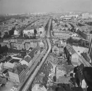 Rosa-Luxemburg-Platz in Erfurt : Blickrichtung Norden in die Karl-Marx-Allee (Magdeburger Allee)