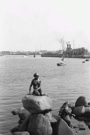 Kleine Meerjungfrau : Reisefotos Dänemark. Kleine Meerjungfrau (Den lille Havfrue). Bronze (1913; E. Eriksen). Kopenhagen, Langelinie, Hafenbecken