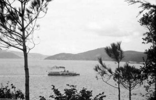 [Istanbul: Tarabya, deutsche Kriegsgräber, Blick aufs Meer mit Dampfer]