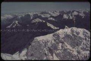 Blick auf das Gipfelkreuz auf der Zugspitze
